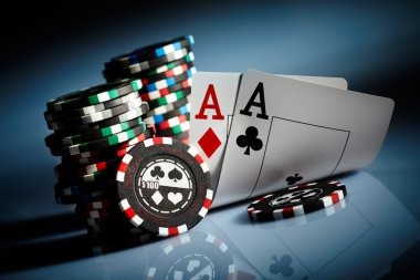 Dragon Tiger live-dealer table showing two card positions and betting interface
