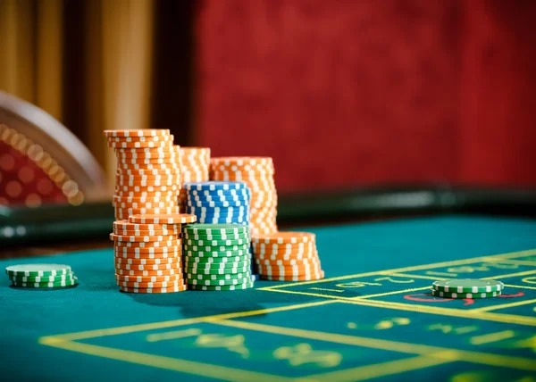 Live Texas Hold'em Bonus table showing dealer, player cards, and community cards revealed progressively